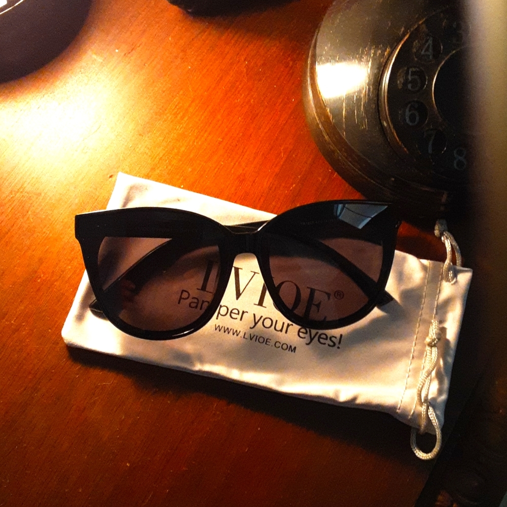 LVIOE Cat Eye Sunglasses NWOT